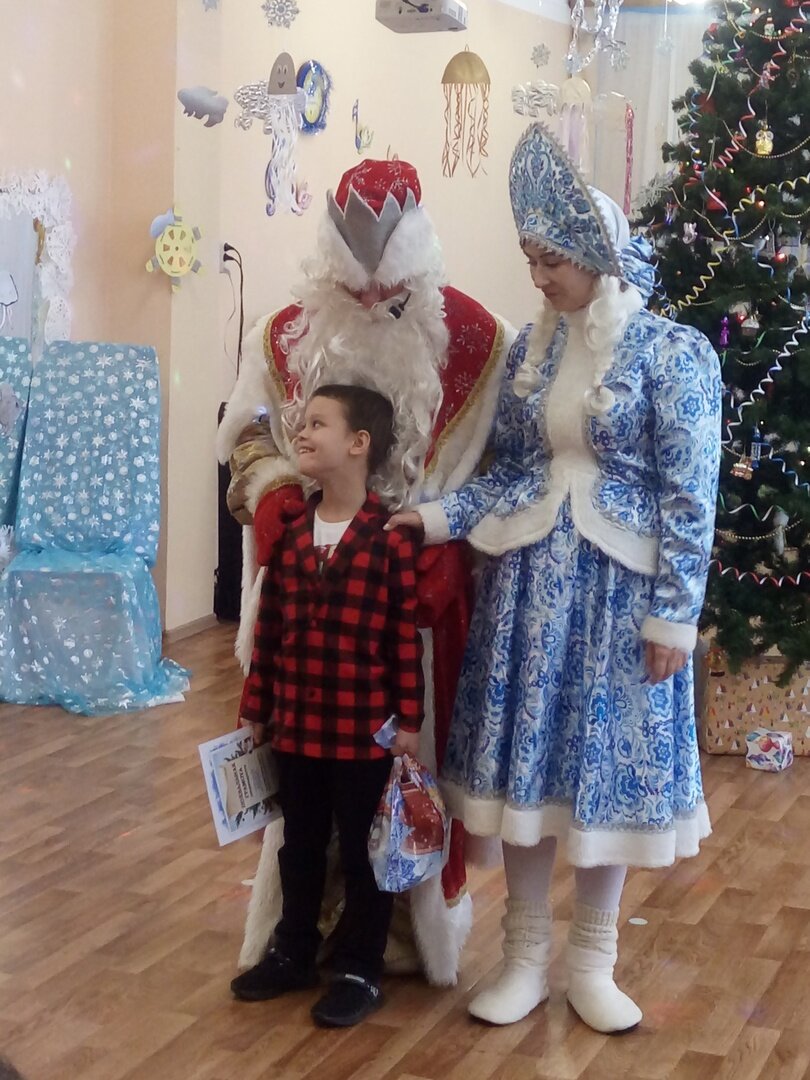 Я не успела сделать более приличное фото, поскольку финал утренника все-таки подпортили. Но и Захар не горел желанием фотографироваться