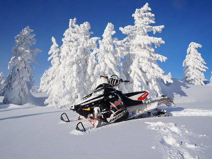 Снегоход для большинства горожан скорее роскошь, чем просто средство передвижения. Однако в России есть масса мест, где снегоход зимой — чуть ли не единственный повседневный вид транспорта.