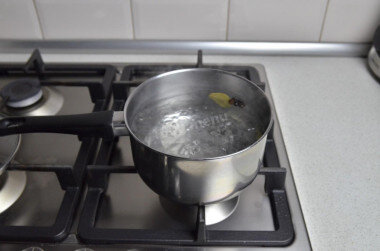 ШАГ 2:
Капуста по такому быстрому рецепту готовится с использованием рассола. Первым делом приготовьте рассол. Как сделать рассол? Налейте в подходящую посуду (ковш, сотейник или кастрюлю) чистую холодную воду и поставьте ее на огонь. Когда вода закипит, всыпьте в нее соль, сахар и специи. Перемешайте и проварите рассол две минуты на сильном огне. Затем огонь выключите, а рассол полностью остудите.