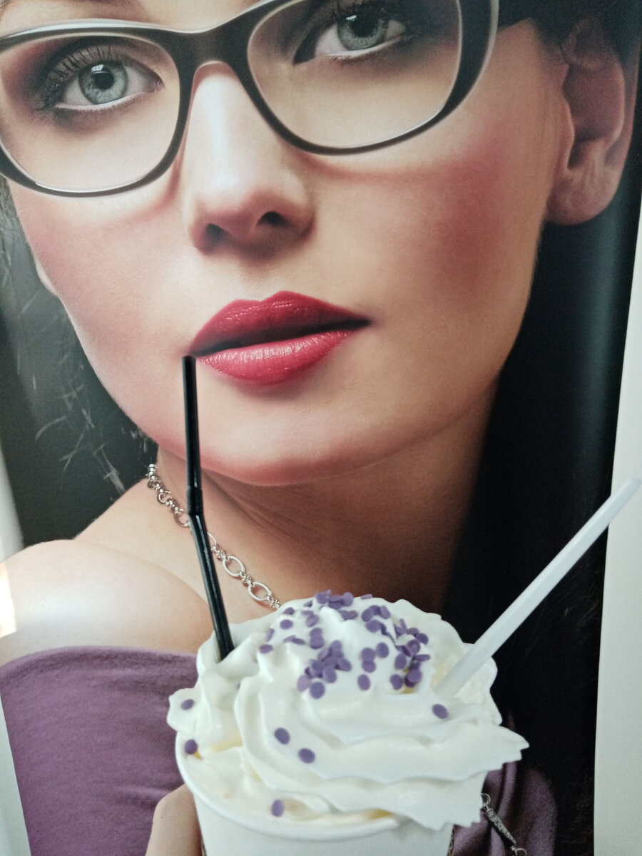 Кофе по-венски, с одним из моих любимых сиропов, название которого Дзен вряд ли пропустит без комментариев о вреде для здоровья