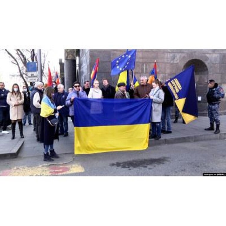 Украинский флаг в Армении. Азербайджан против Украины. Украинцы в Азербайджане. Флаг России и Украины. Азербайджан за украину