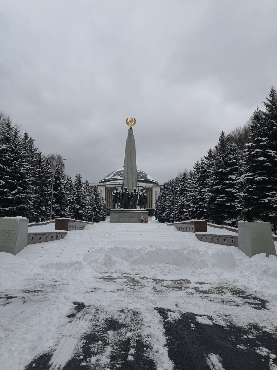 Вид на главное здание музея из парковой зоны.