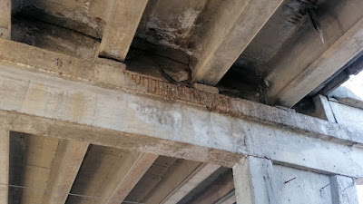 Кадастровый объект 40:26:000089:296, по документу: под нежилым зданием, используемым под ремонтные боксы. Собственник самовольно занял и оградил территорию, которая не входит совместную кадастровую территорию к объекту 40:26:000089:296.