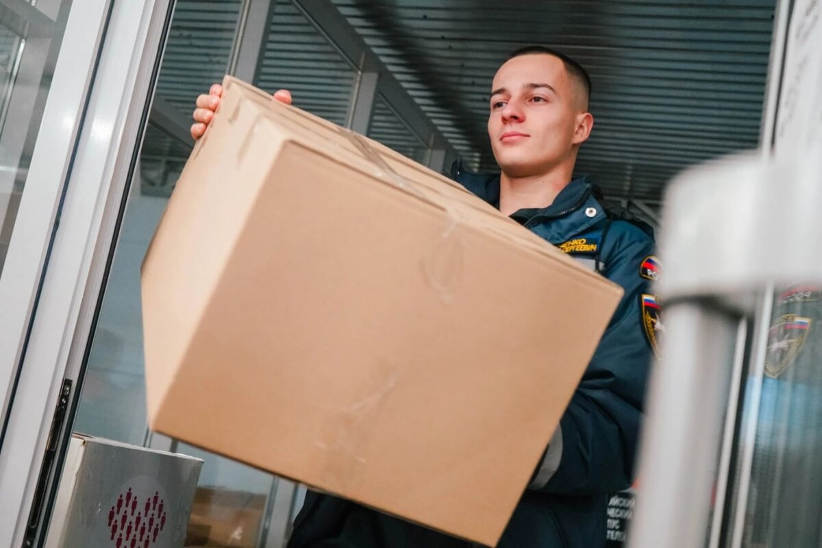 Добровольцы ВСКС в составе автомобильной колонны МЧС России доставляют гуманитарную помощь