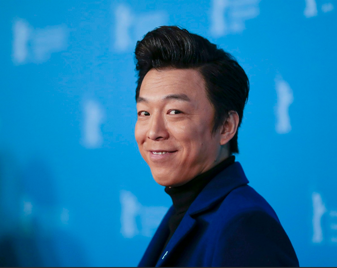 Великолепный... талантливый.. харизматичный... сумасшедший и разноплановый актёр!... после Дизайна смерти стараюсь не пропускать его фильмы...)) Спасибо за тему!...)))