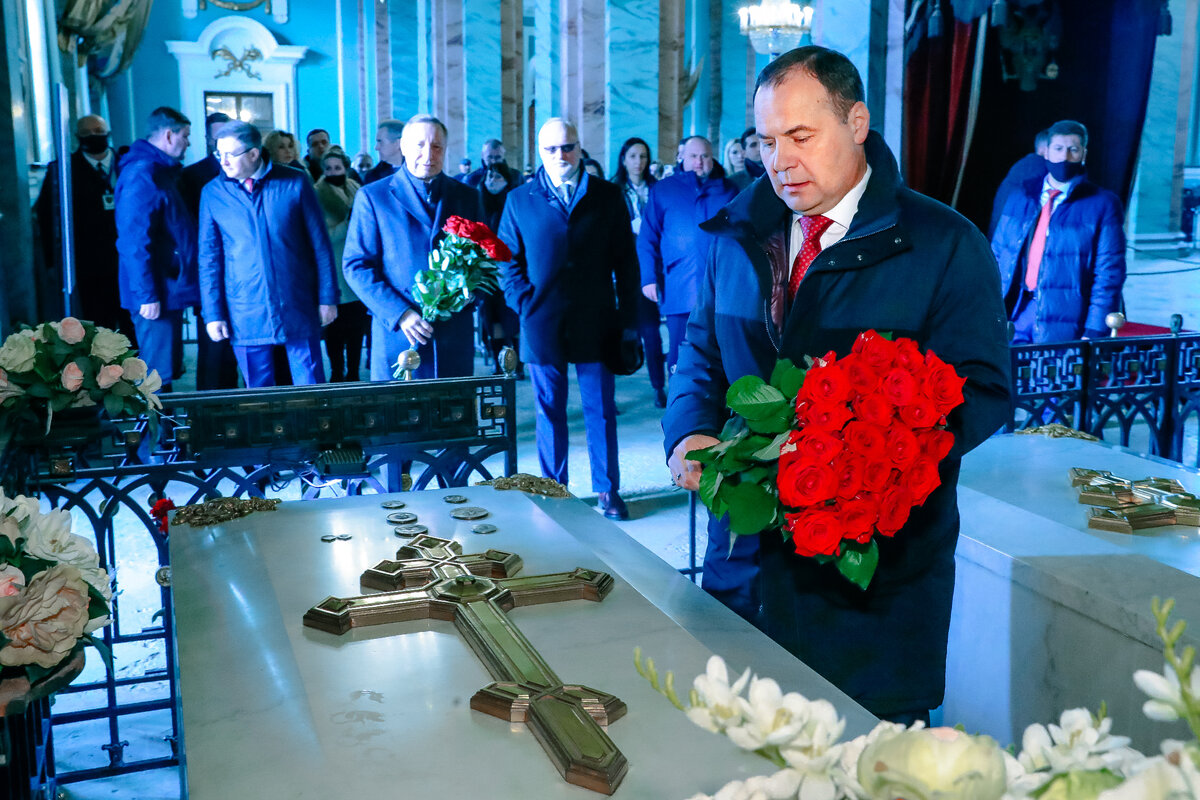 Премьер-министр Белоруссии ; Роман Головченко у могилы основателя Санкт0Петербурга