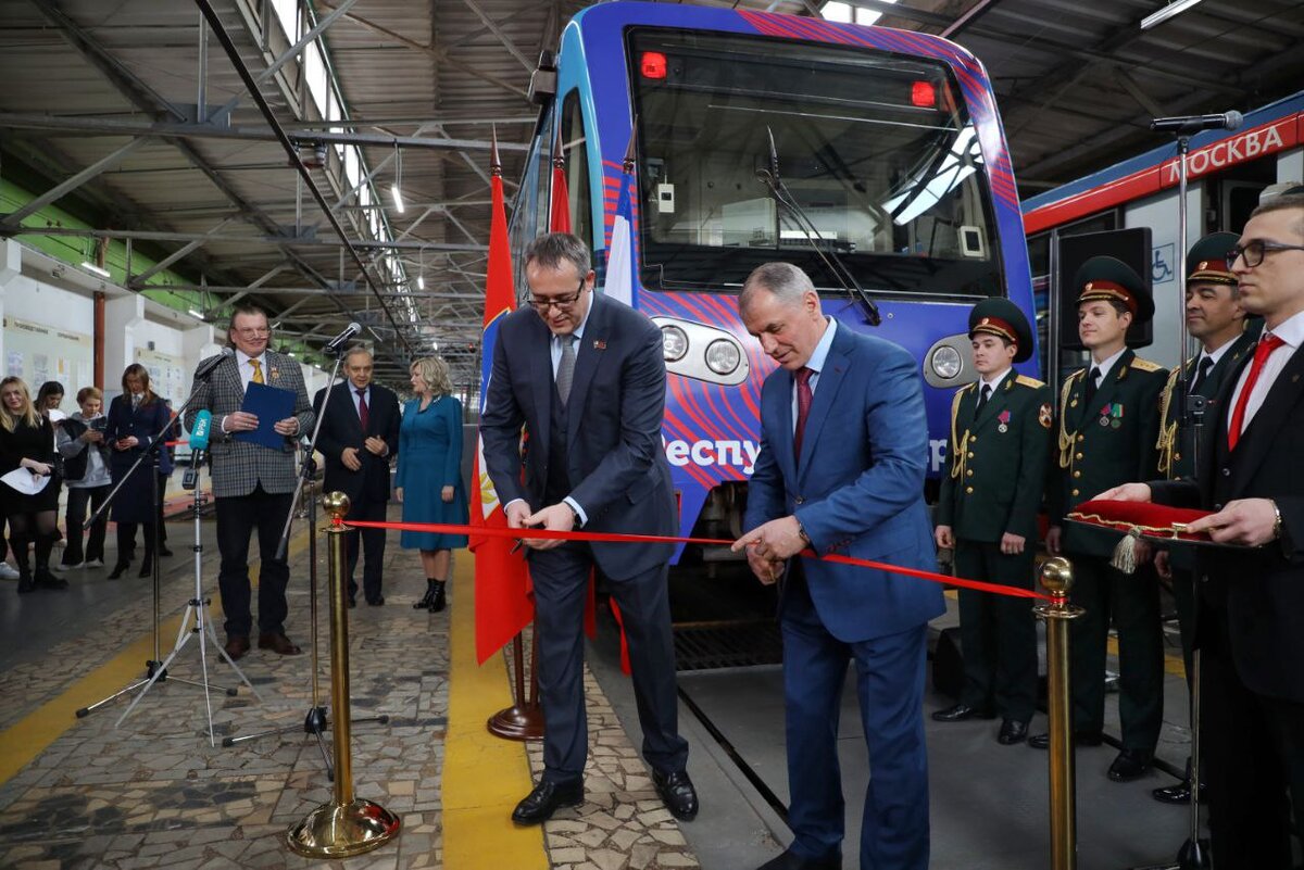 В. Константинов и председатель Мосгордумы А. Шапошников дают старт  новому электропоезду