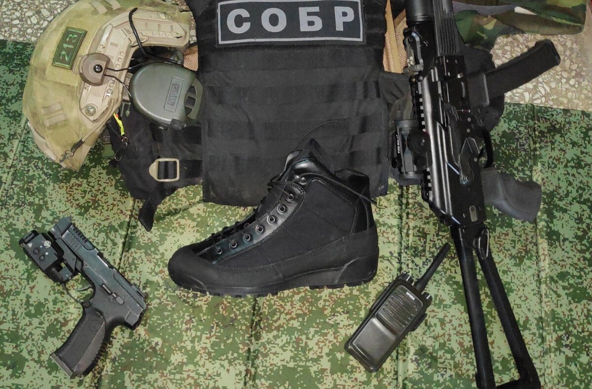 «Дайте нам возможность установки тюнинга на пистолет» говорили они! Им дали ПЯ с возможностью установки. «ДАЙТЕ НАМ ВОЗМОЖНОСТЬ УСТАНОВКИ ТЮНИНГА НА ГЛОК» уточнили они. Речь, конечно, не о СОБРе, а о всяких тактикульщиках, которым всегда всё не так. Возможность установки всякой фигни на пистолет — это уже не то, чем можно удивить. На Кольты можно, на ПЯ можно, на Глоки можно. Даже на ПМ уже давно придумали разные штуки.