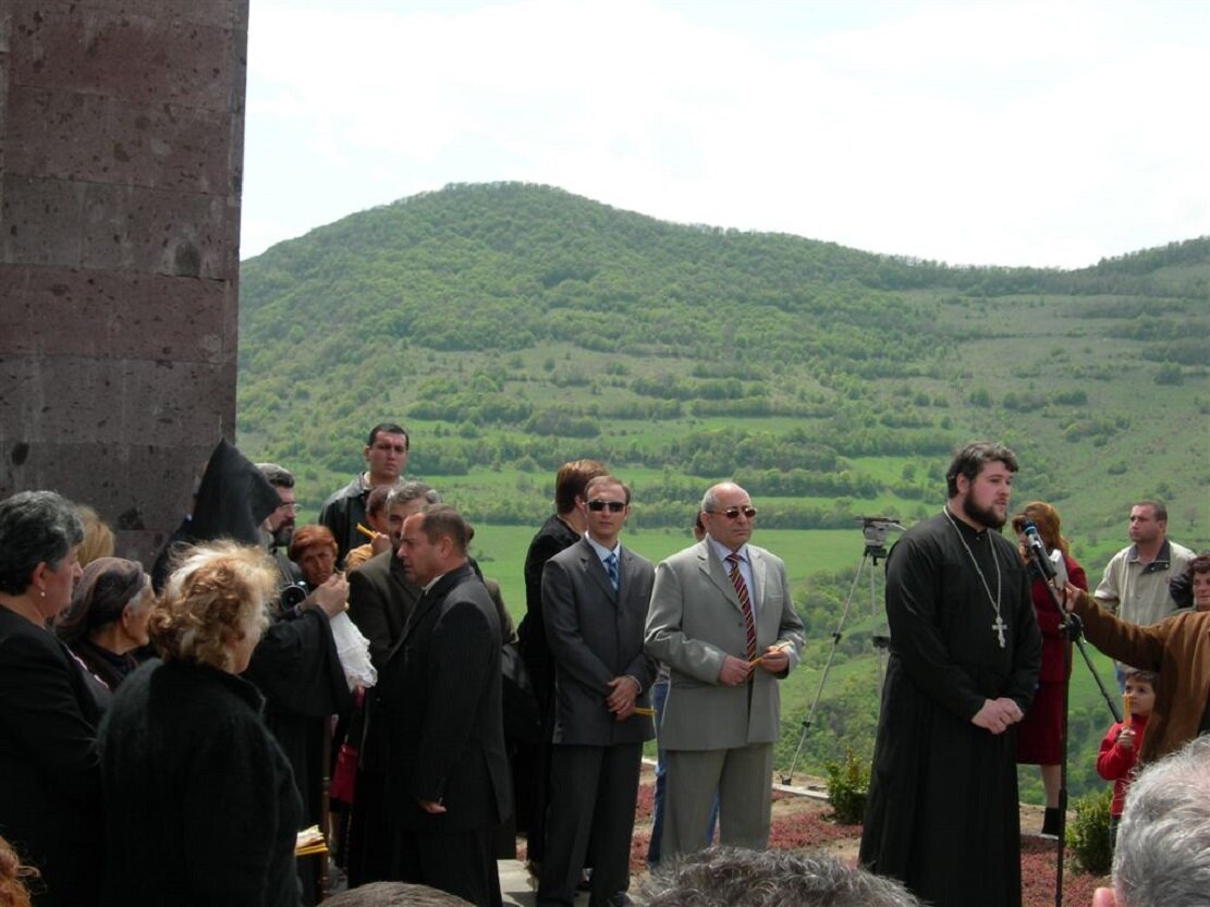 Русский священник выступает на освящении отреставрированной церкви в селе Егцаог Шушинского района НКР, май 2006 года. 