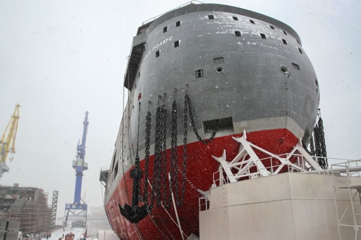    На Адмиралтейских верфях в Петербурге горит строящийся траулер