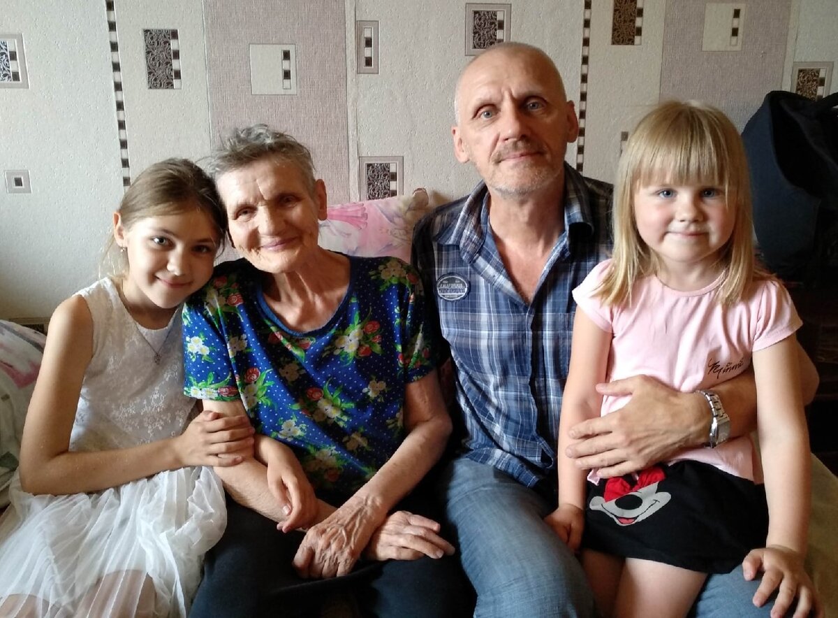 Нина всегда ждёт внучек и готовит им гостинцы. Есть удовлетворение за выросших детей и навещающих её внуков, за их заботу и внимание.