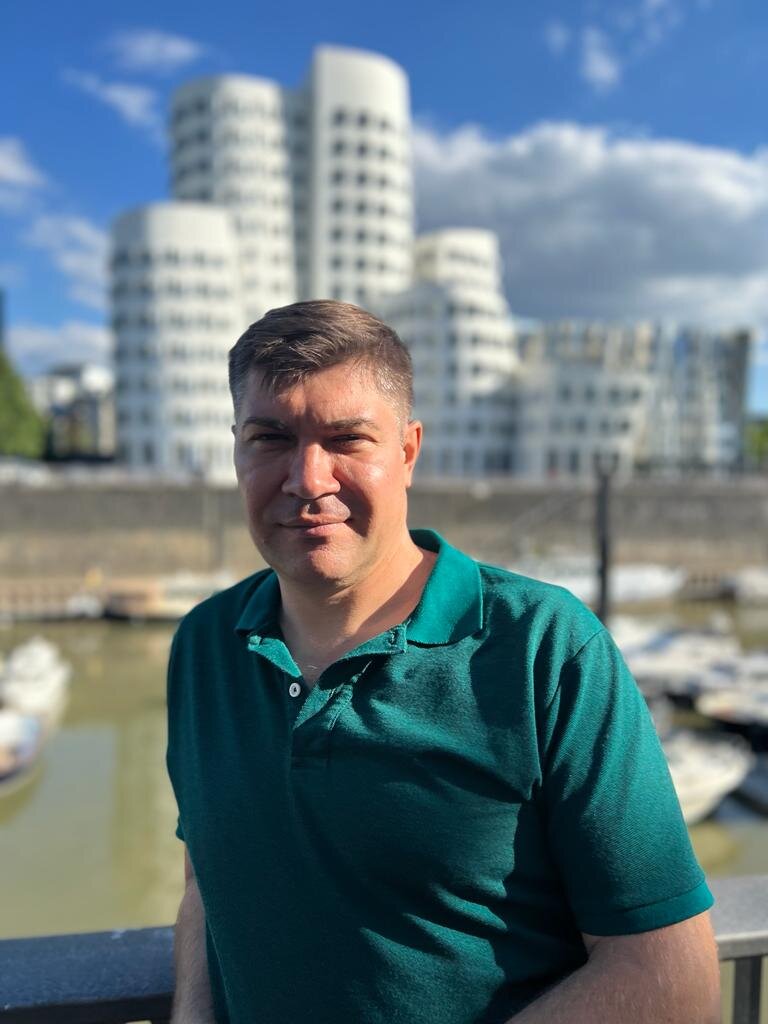 Вера - это набор внутренних переживаний, который создает картину мира и объясняет реальность с точки зрения чувственной идеологии. Чувства и переживания внутреннего мира укладываются в логику внешней реальности. Оценка события происходит из внутренней картины мира,  в которую верит человек. 