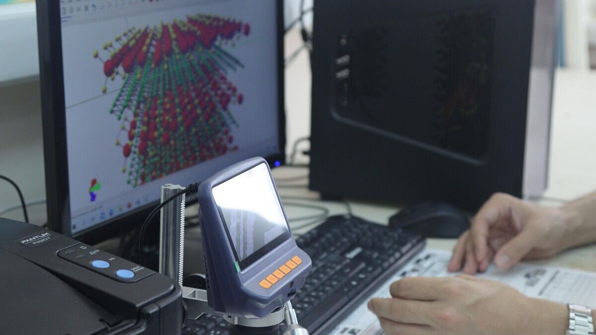    В Лаборатории электро- и радиотехники кафедры радиотехники и электродинамики Саратовского университета© Фото : пресс-служба СГУ / Дмитрий Ковшов