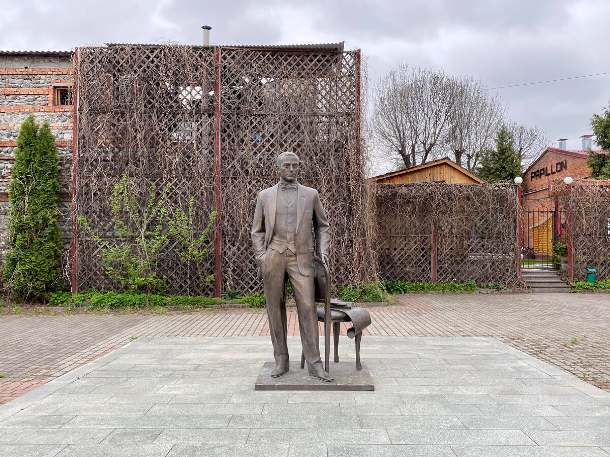 Памятник Вахтангову