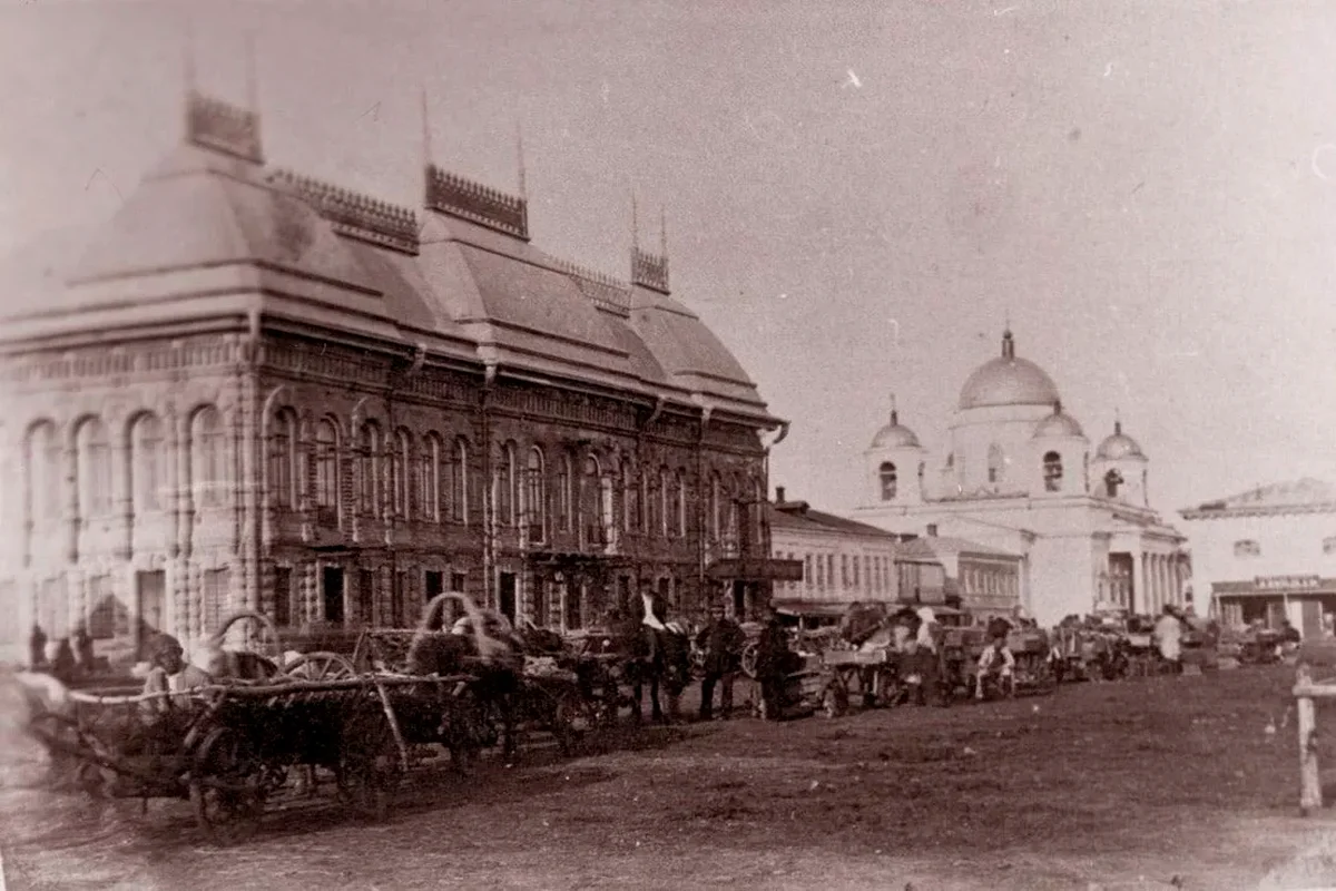 Обычная улица обычного уральского городка 19 века, который назывался очень оригинально... Уральск. Фото автора. Зуб даю, что моё, лично на сяоми снимал (шутка). 