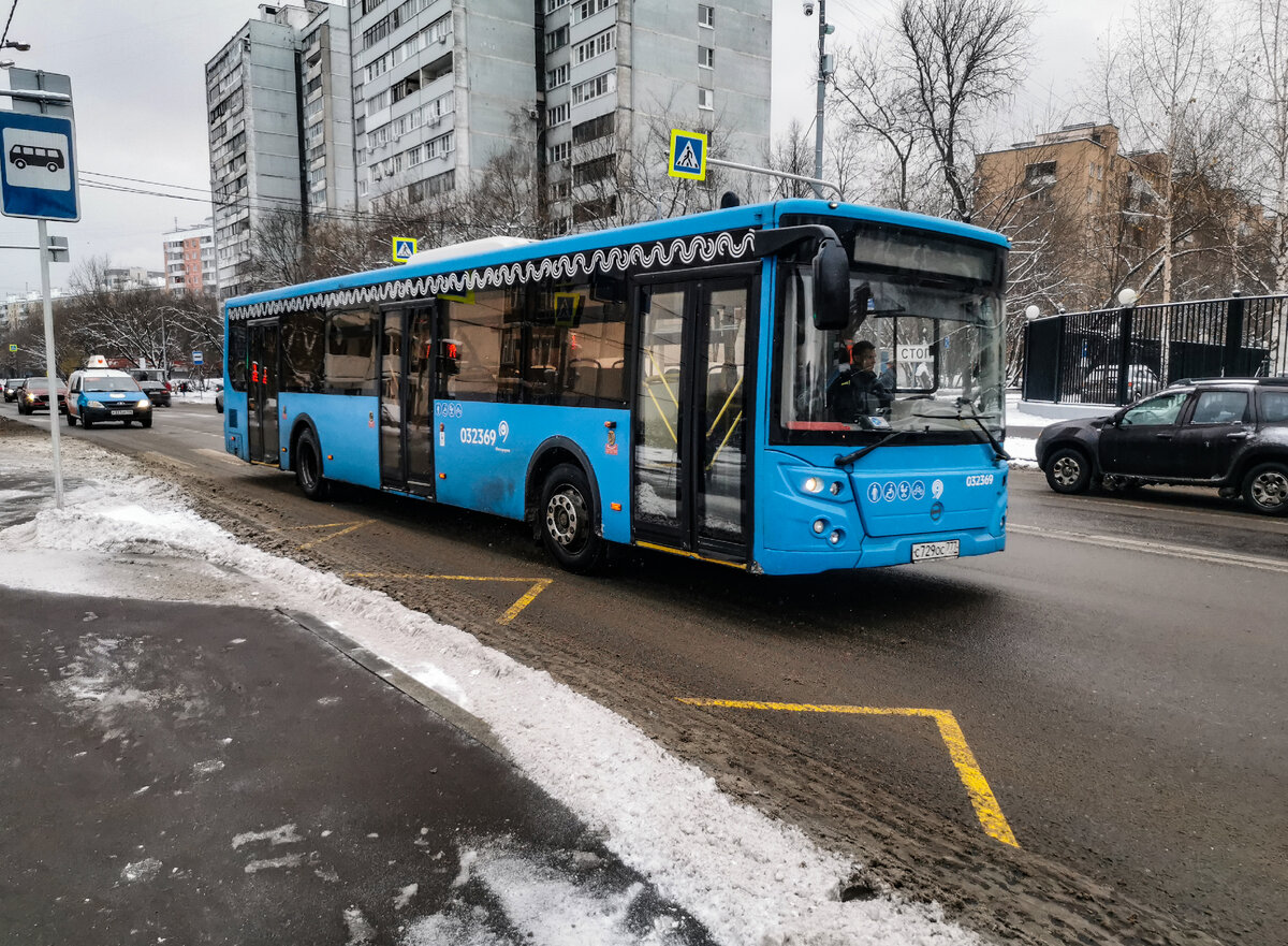 Автобус 032369 ЛиАЗ-5292, выезжающий на маршрут. 
