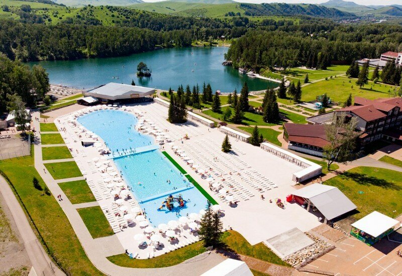 Отель подготовил большую шоу-программу в исполнении лучших вокалистов Сибири, ярким танцевальным шоу, розыгрышем призов, детской анимацией и фейерверком.