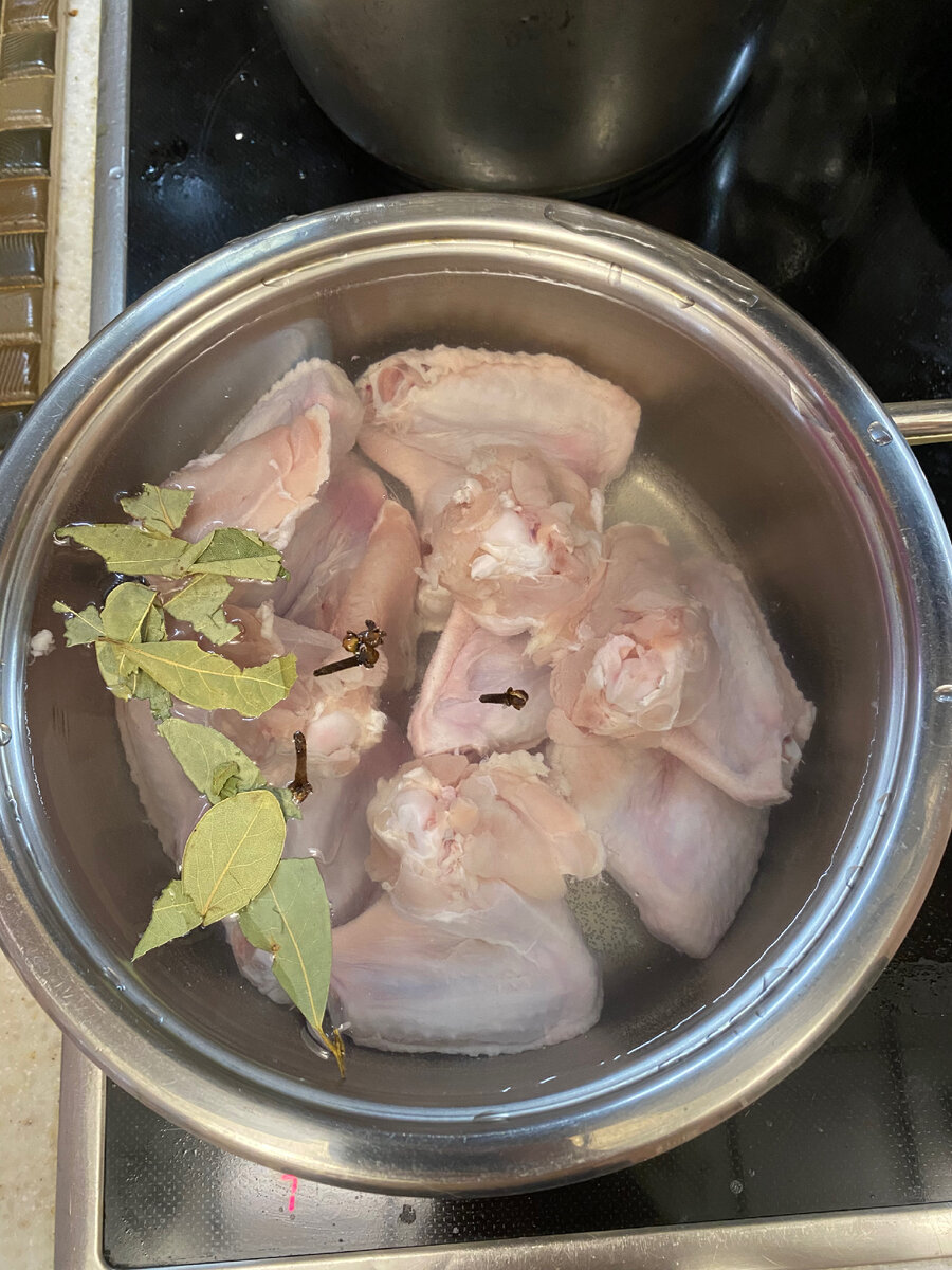 На среднем огне варим крылья полтора часа