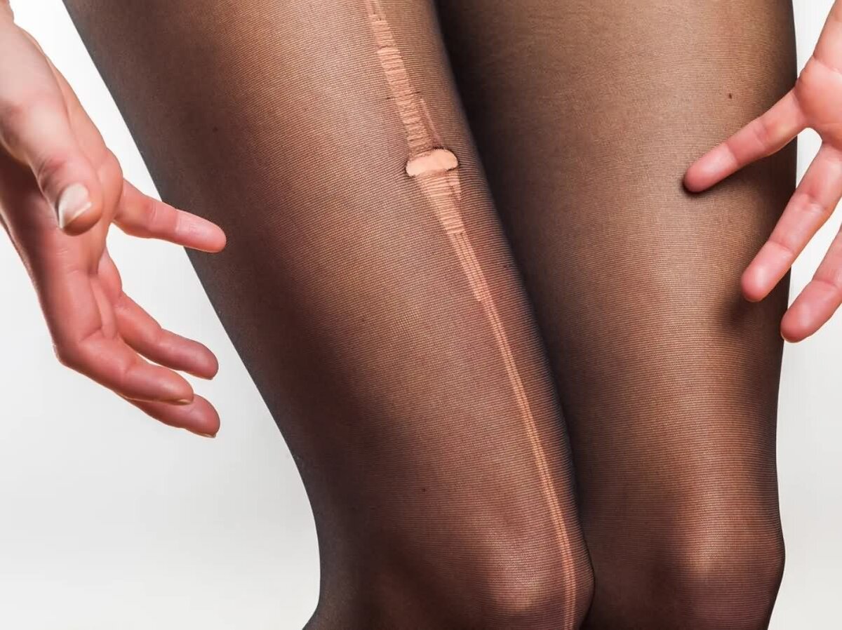 Стрелки на чулках. Стрелка на колготках. Как убрать стрелку на колготках. Коричневые капроновые колготки. Дефекты ткани.