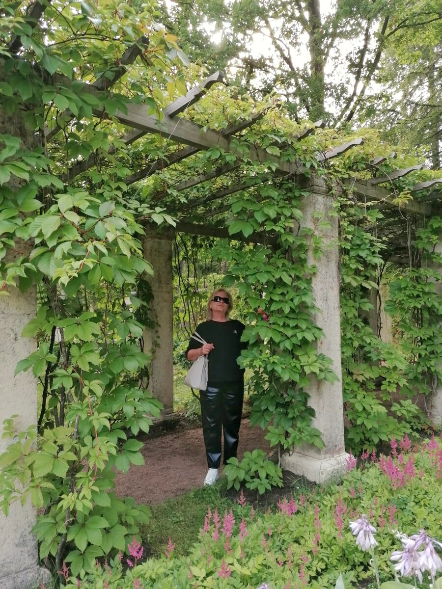 Уж какая-то очень гордая))) , но на даче детских фоток нет🤷‍♀️