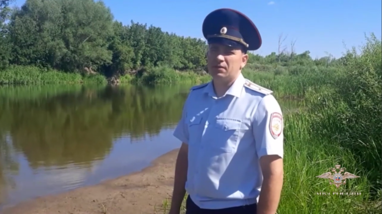    Майор полиции Андрей Людиженский из Беляевского района спас двух человек тонувших в Урале Марина Шарт