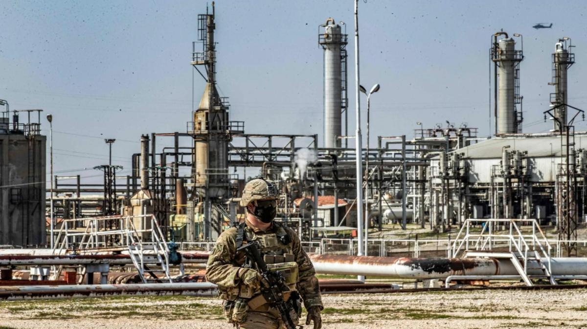 Американский рейнджер на базе США рядом с газовым месторождением Коноко, Сирия. Фото АР