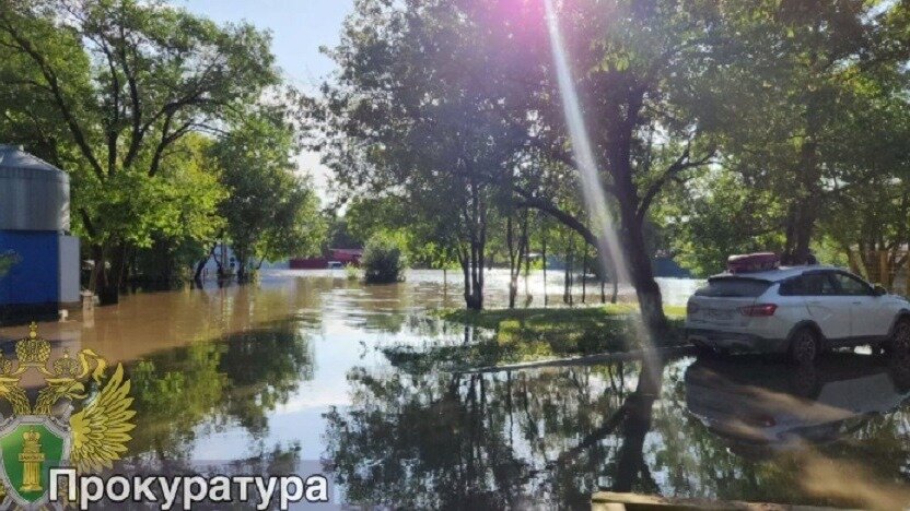     Прокуратура города Уссурийск организовала проверку публикаций в СМИ о появлении маслянистой пленки на затопленных улицах. Дело взято под контроль ведомства.