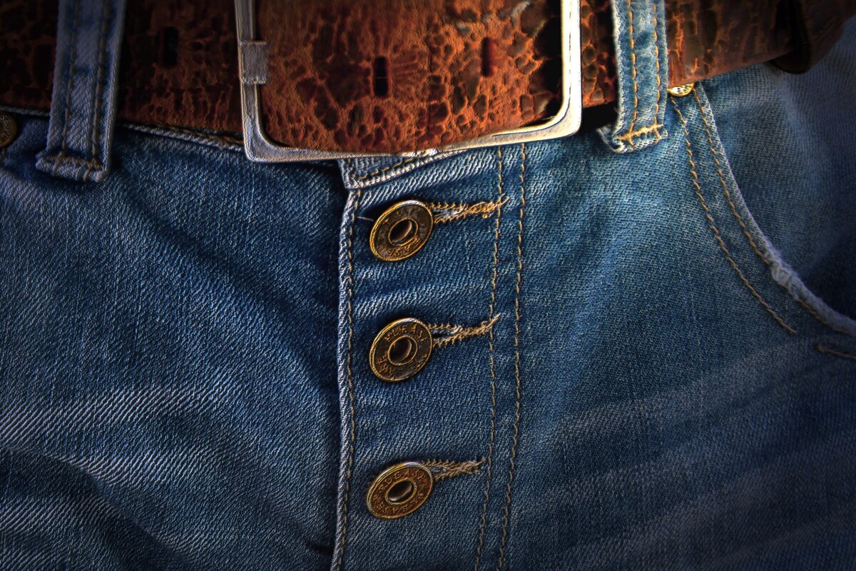     Дайте вторую жизнь вашей одежде: мастер-класс по замене кнопок на одежде или сумке