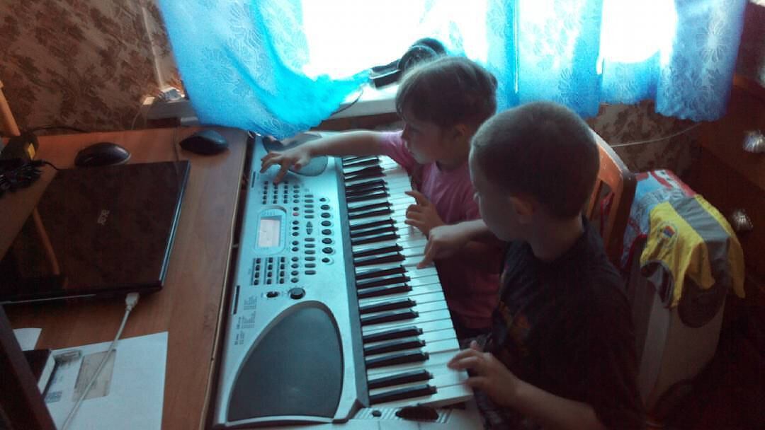 Выгнали из "студии" на начался артхаус.