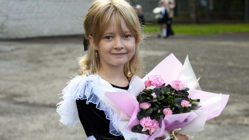     Обнимались, зевали и танцевали. Как в Барнауле прошел первый звонок в фоторепортаже altapress.ru. Анна Зайкова