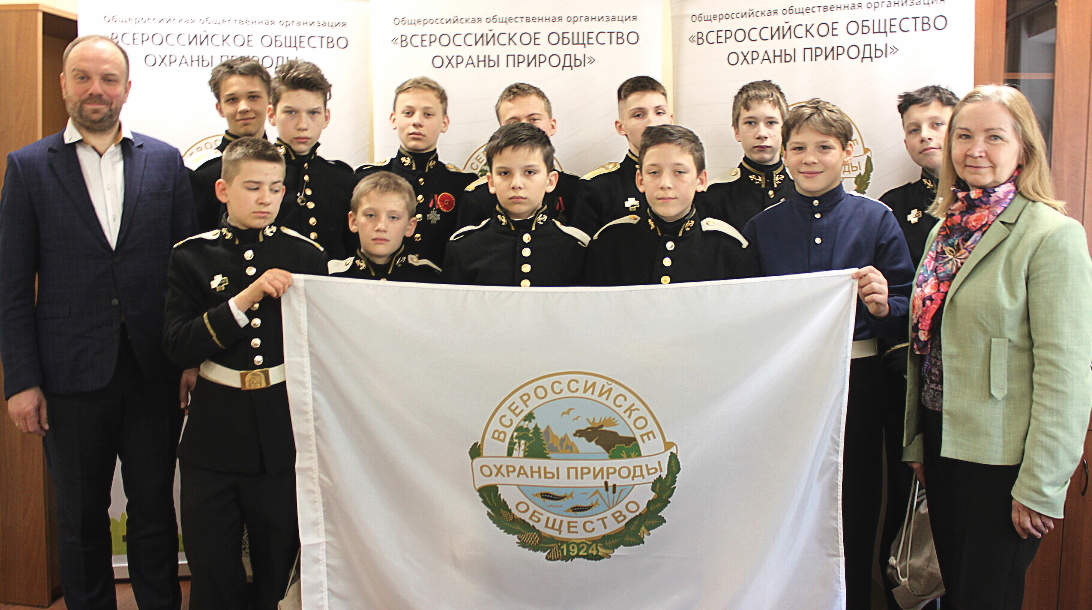 Исполнительный директор ВООП Андрей Шаповалов с участниками III Байкальского экологического диктанта в центральном офисе в Москве