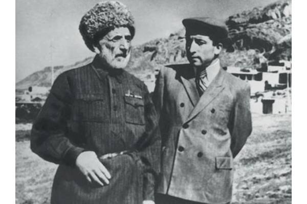 Расул Гамзатов с отцом Гамзатом Цадаса. Источник: Wikipedia.