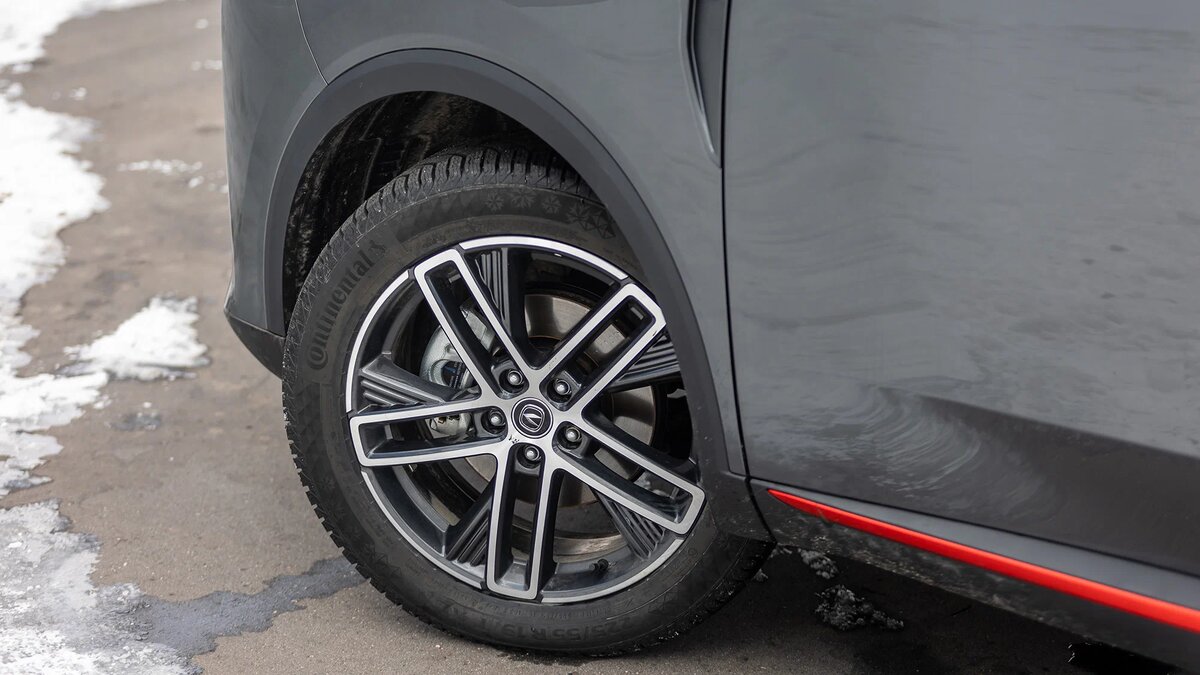 Нескромные 19-дюймовые колёса — базовое оснащение для России, хотя наклейка в дверном проёме уверяет, что для CS55Plus доступны также диски диаметром 17 и 18 дюймов