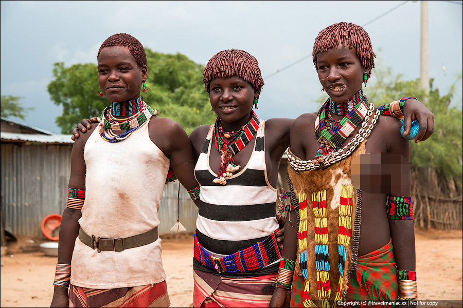 Почему от некоторых африканских женщин жутко воняет и мухи роятся на волосах