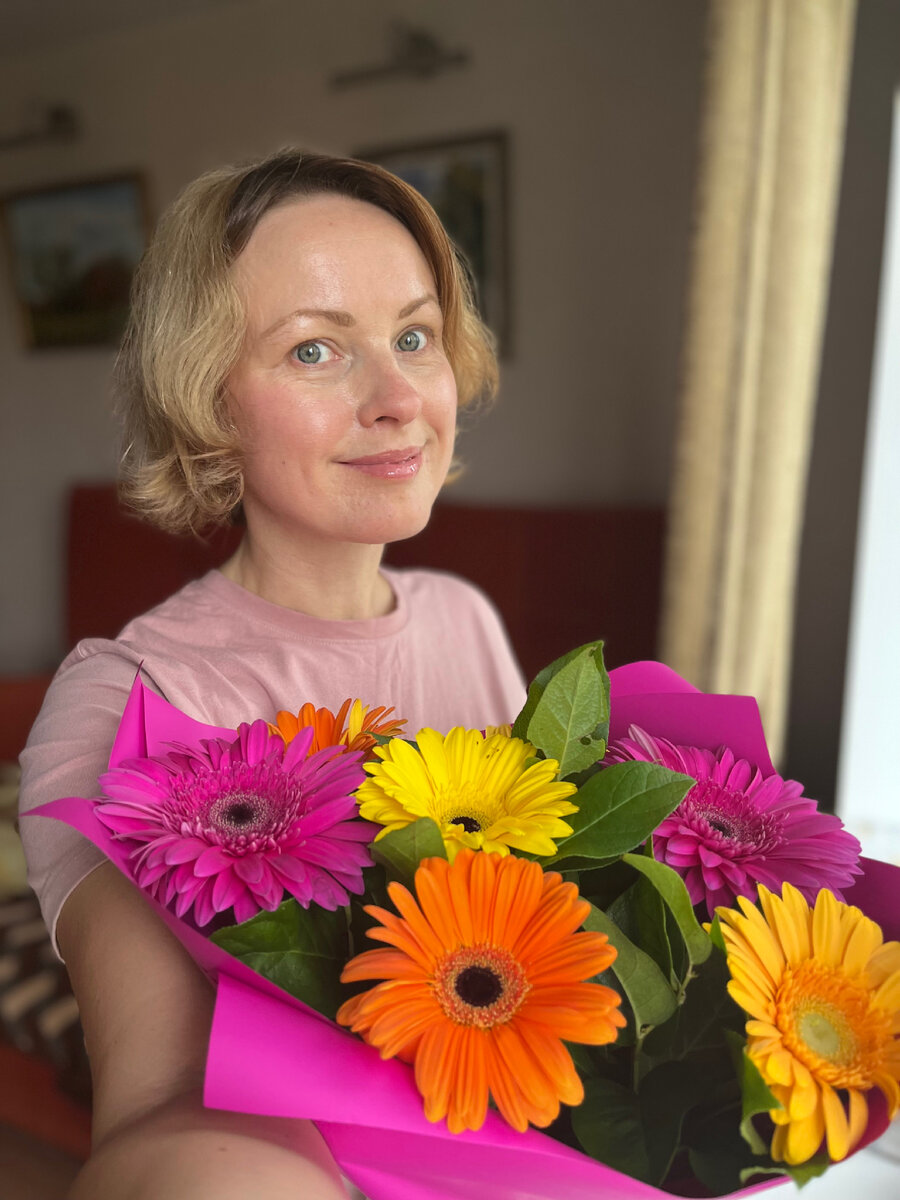 Сейчас мне 45. Мне нравится мой возраст и мой вес. Я прекрасно себя чувствую и хочу сохранить результат на долгие годы🙏🏻😌🌸 На фото букет от любимого мужа❤️ Фото автора 