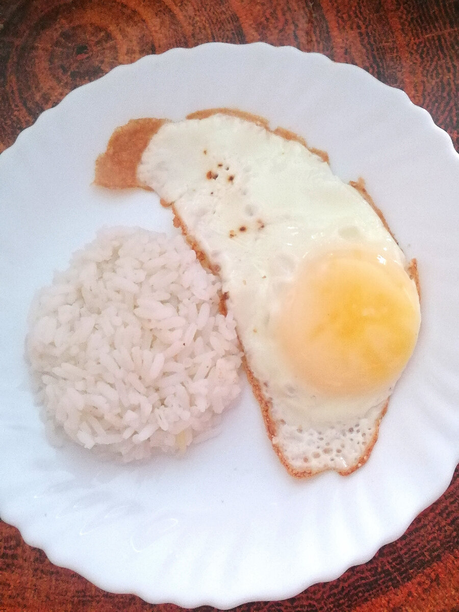 Немного подсушила глазунью, но после долгого воздержания она показалась превосходной!