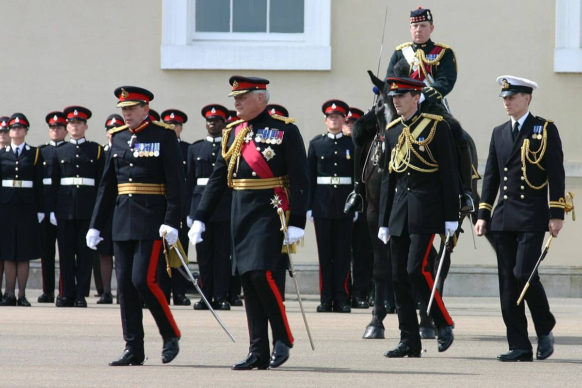 Royal military. Королевская Военная Академия в сандхёрсте. Парадная униформа армии Великобритании. Парадная форма армии Великобритании. Военная форма Великобритании парадная.