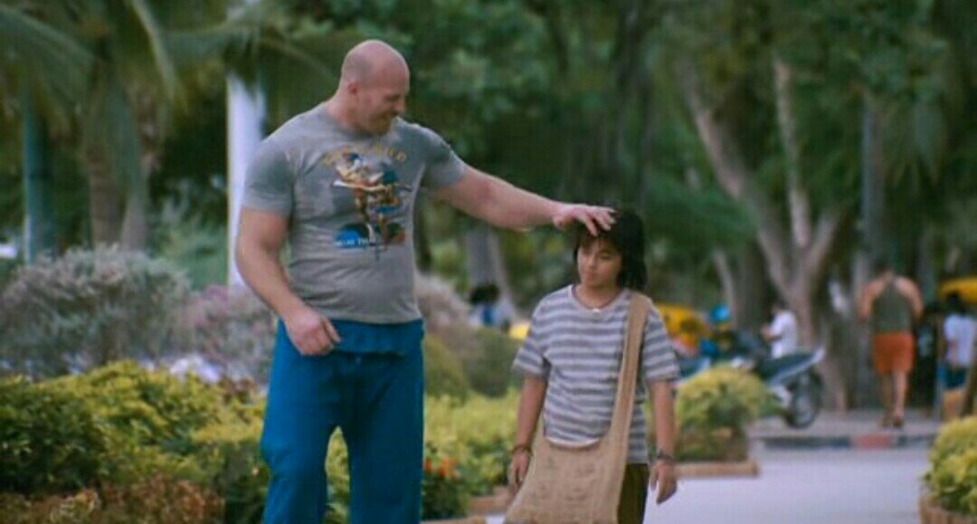 
 Тайцы верят, что духи охраняют их жилище, как у нас домовые. Поэтому рядом с жилыми домами можно обнаружить маленькие домики для духов, куда заботливые жители каждый день приносят свежие цветы, веря, что дух подарит им счастье и удачу. 