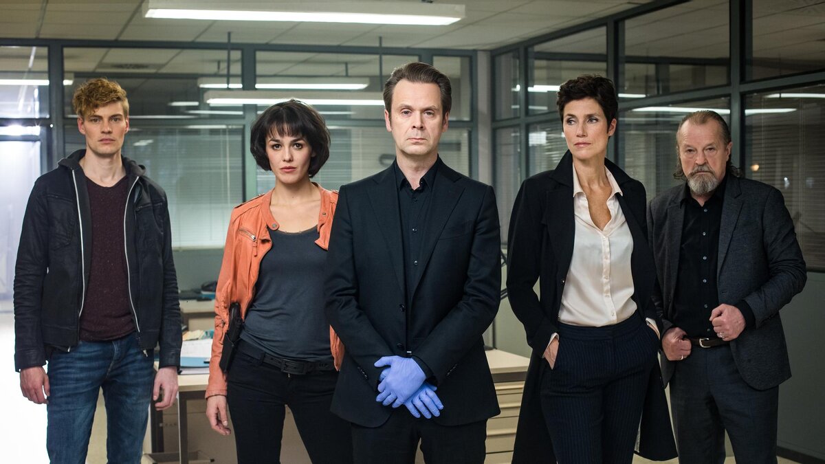 Сюжет сериала поведает о внеурочной работе гениального и эксцентричного профессора криминалогии в качестве консультанта полиции Кёльна. 