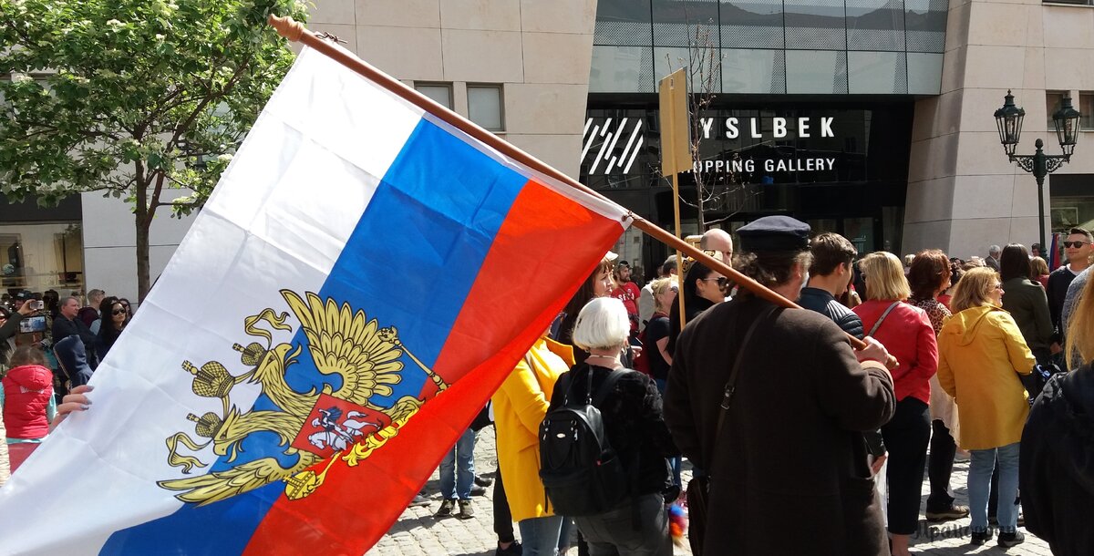 Людей пришло много. Флаг надо держать ровнее!