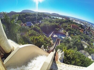 Сиам парк работает круглогодично, температуру воды поддерживают в 25 °C, можете не переживать, зимой в парке тоже очень комфортно. 