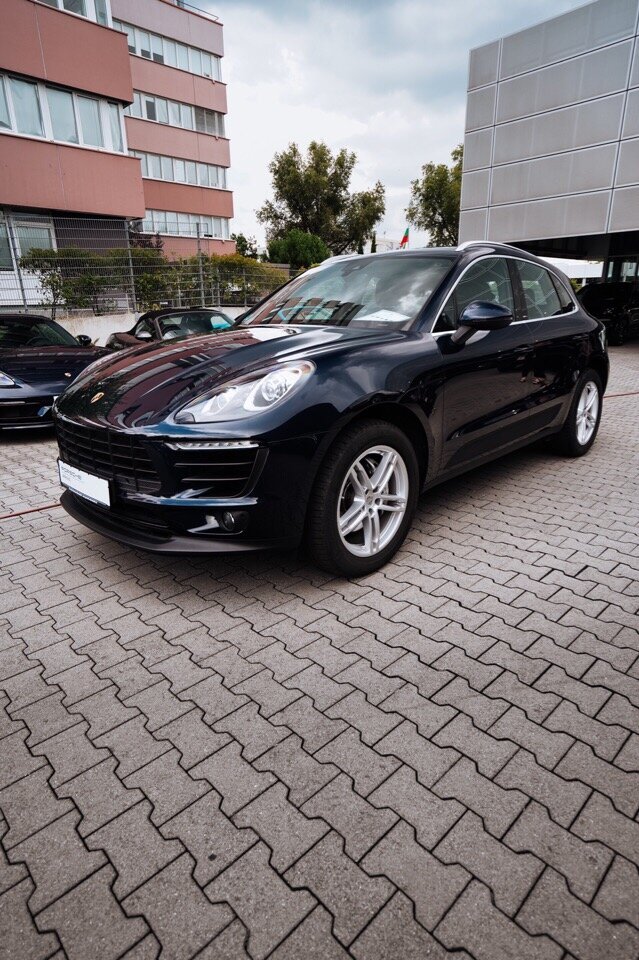  На разгон с места до сотни дизельный Порше Макан тратит 6,4 секунды, хотя при заказе опционального пакета Sport Chrono это значение можно улучшить на 0,2 сек. Максимальная скорость достигает 227 км/ч, а средний расход топлива в смешанном цикле заявлен на уровне 6,9 литров на сто километров.