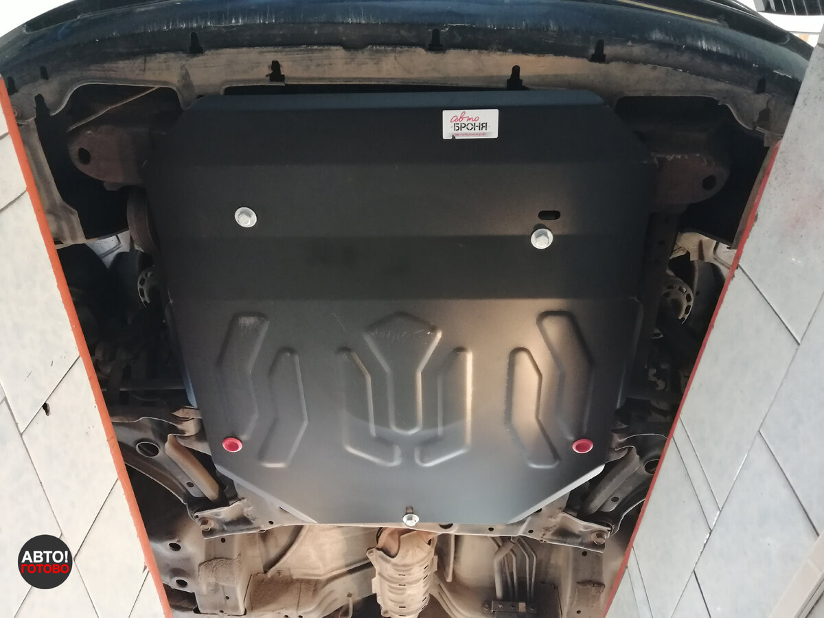 Из-за смещения крепёжных точек потребовалось даже сверление второго отверстия в защите, рядом со штатным