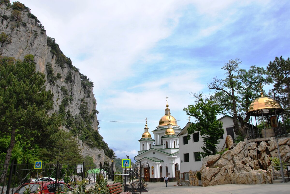 Крым Ореанда храм Архангела Михаила