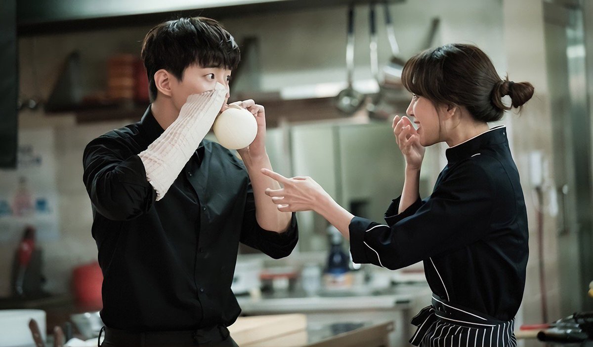 Пытаются надуть пузырь из теста и узнать, выдержит ли он бульон. Ням-ням!