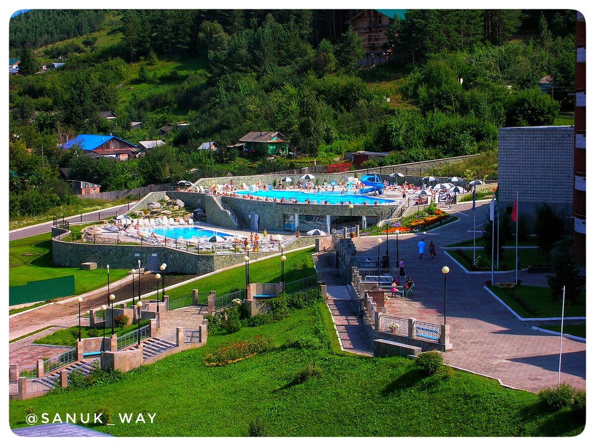 Открытый бассейн санатория "Родник Алтая"