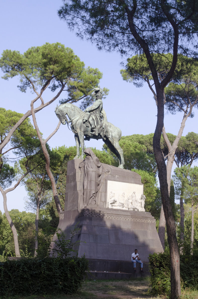 А этот исполинский памятник посвящен королю Умберто I