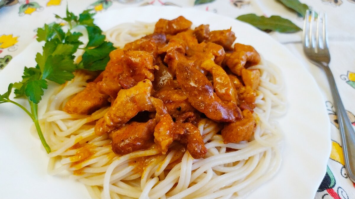 Гуляш с лапшой. Гуляш с макаронами. Спагетти с гуляшом. Свиной гуляш с макаронами. Спагетти с гуляшом из свинины.