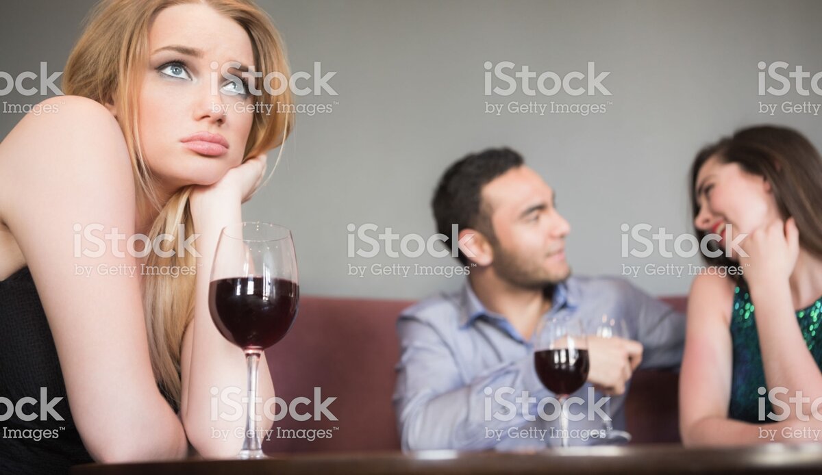 https://www.istockphoto.com/ru/%D1%84%D0%BE%D1%82%D0%BE/blonde-woman-feeling-jealous-of-couple-flirting-beside-her-gm851676272-139811649