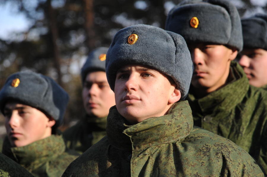 Военные действительно много двигаются. Но вряд ли дело в этом..